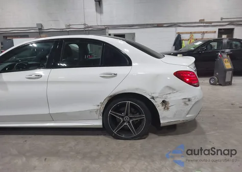 2018 Mercedes-Benz C 300 4Matic z USA, uszkodzony, nr VIN 55SWF4KB2JU282237